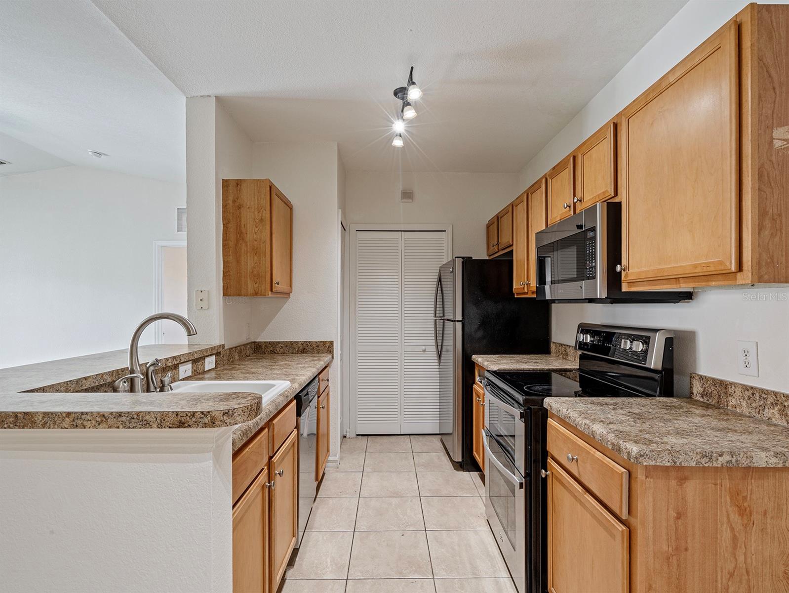 REGISTRY/MICHIGAN PARK CONDO - Residential