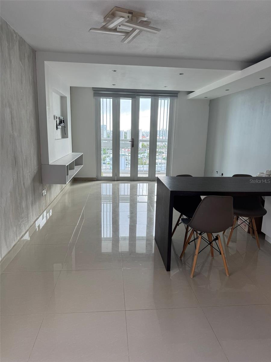 1019 AVE LUIS VIGOREAUX PH-J