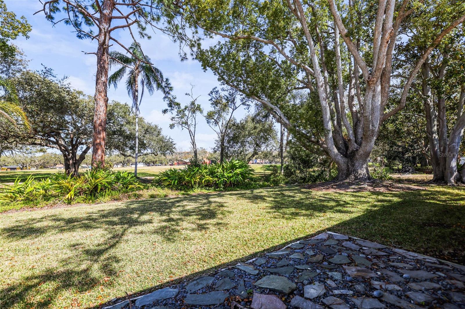 1042 IDLEWILD DRIVE N