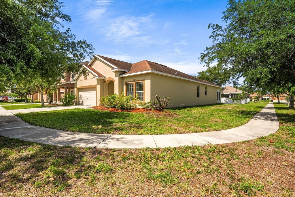 Photo of 910 Fern Leaf Drive, Ruskin, FL 33570 (MLS # TB8500411)