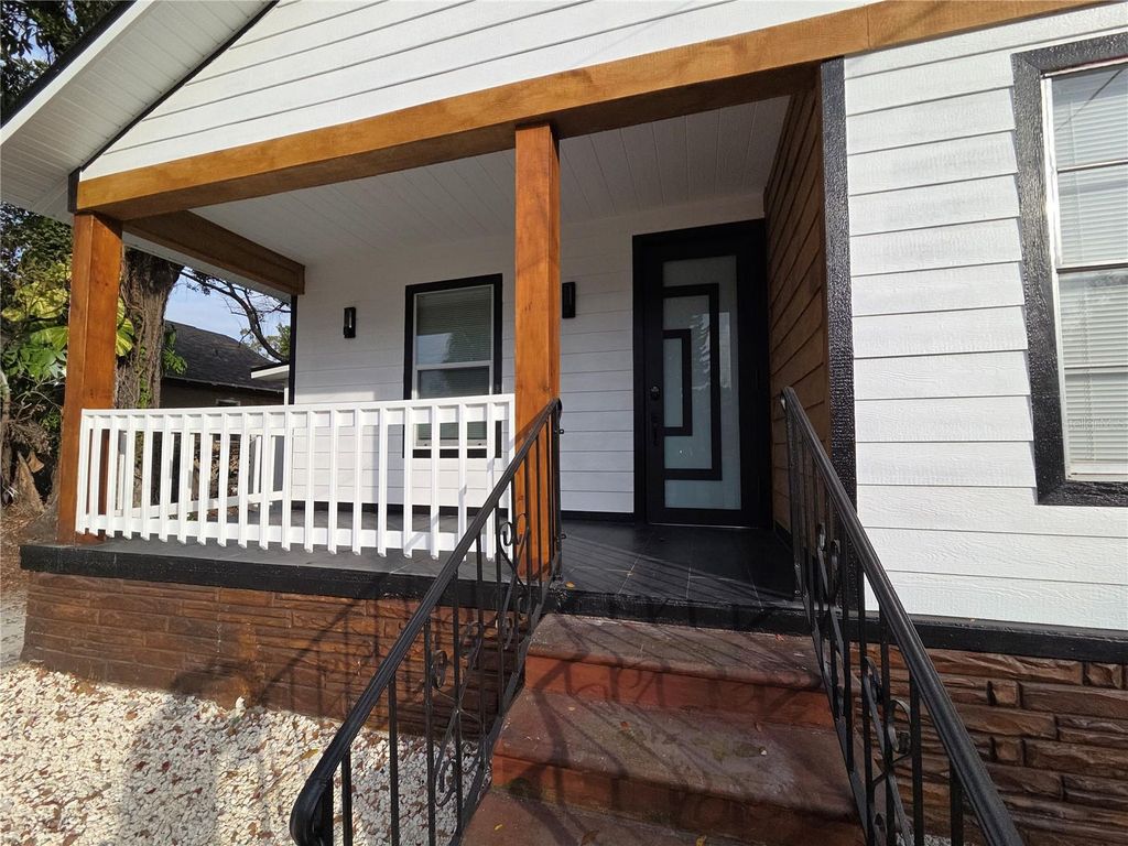 Photo of 2706 E 17th Avenue, Tampa, FL 33605 (MLS # A4678366)