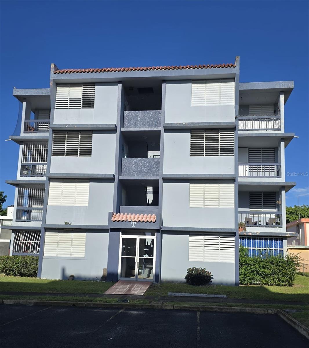 This comfortable and cozy apartment features three bedrooms, one bathroom, a kitchen, living room, dining area, laundry area, a well- ventilated balcony, and one assigned parking space. Located in a quiet and accesible area with controlled access to the building, it is ideal for families or professionals. Close to schools, shops, and with easy access to main roads. Don't miss the opportunity to live in a convenient and well-located area!