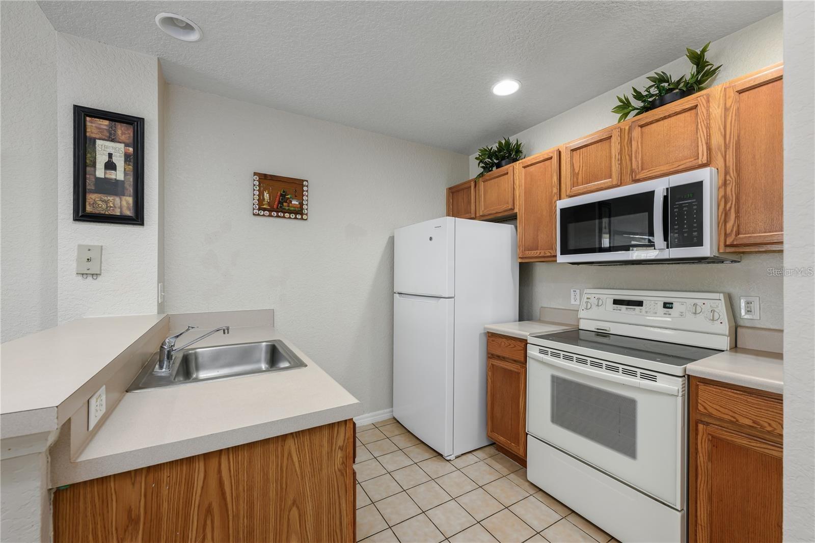 THE VILLAS AT SEVEN DWARFS LANE CB 8 PG 185-187 OR - Residential Lease