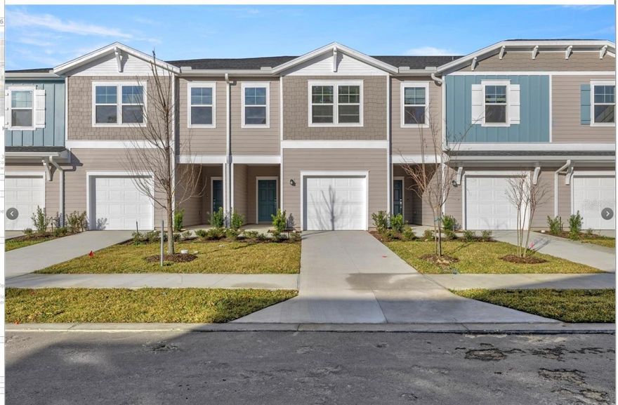 2024 ownhome in Oak Hammock Preserve featuring 3 bedrooms, 2.5 bathrooms, and a one-car garage. Rent includes high-speed internet, trash collection, lawn maintenance, and access to the community pool.
Conveniently located near hospitals, shopping, schools, and just minutes from downtown, these homes deliver a modern lifestyle with outstanding amenities and a prime location.