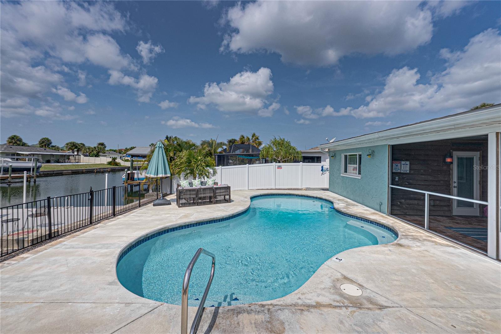 APOLLO BEACH UNIT 08 A RESUBDI - Residential