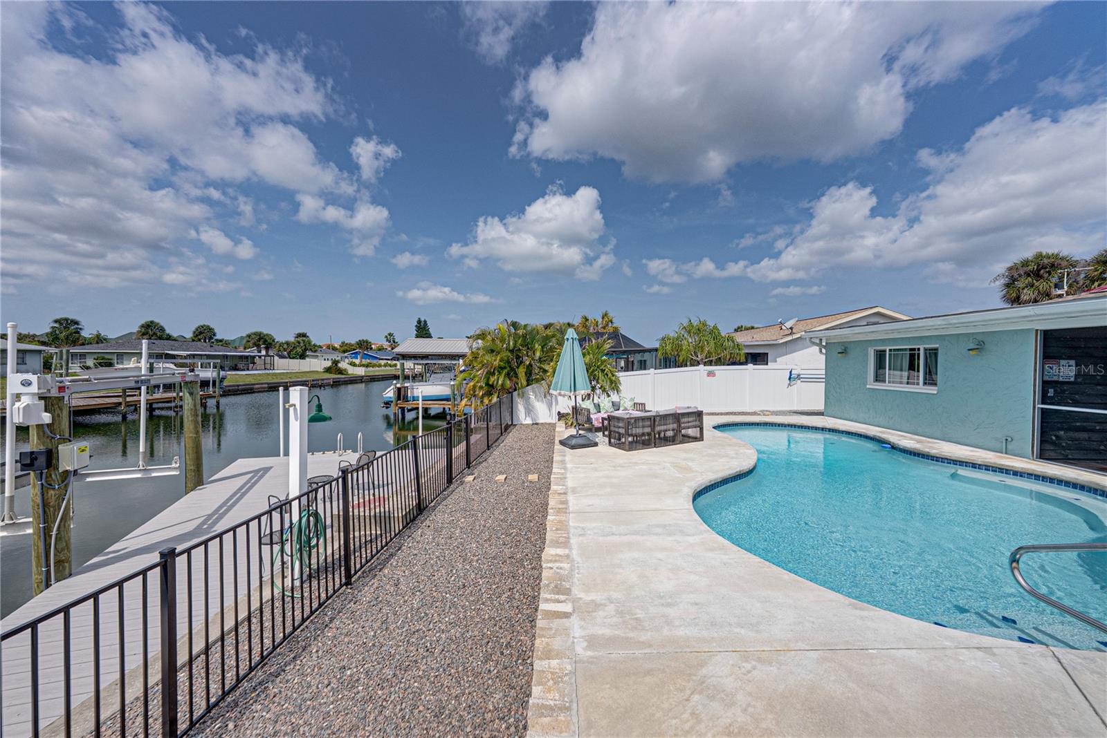 APOLLO BEACH UNIT 08 A RESUBDI - Residential