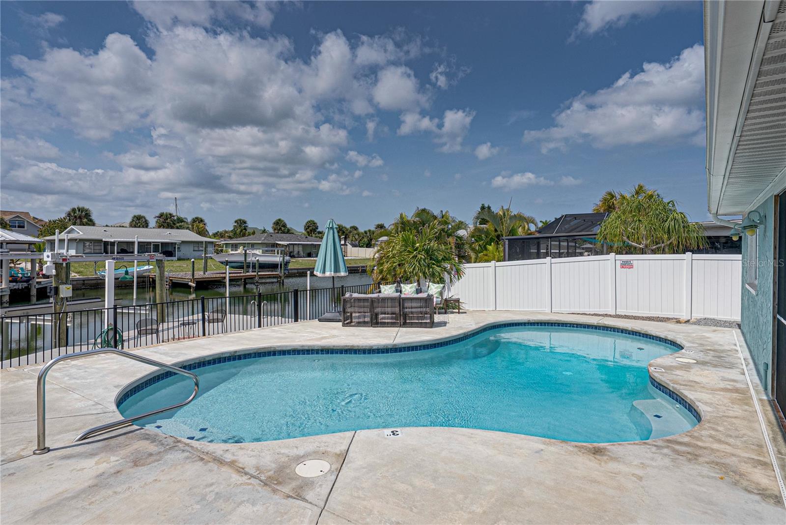 APOLLO BEACH UNIT 08 A RESUBDI - Residential
