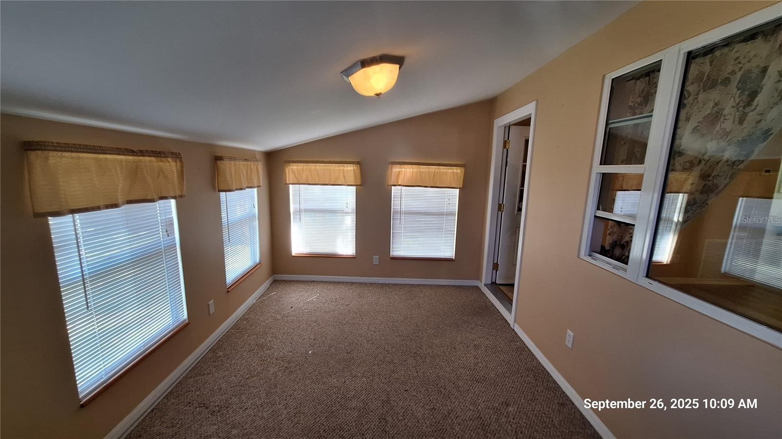 TOWN BELLEVIEW - Residential