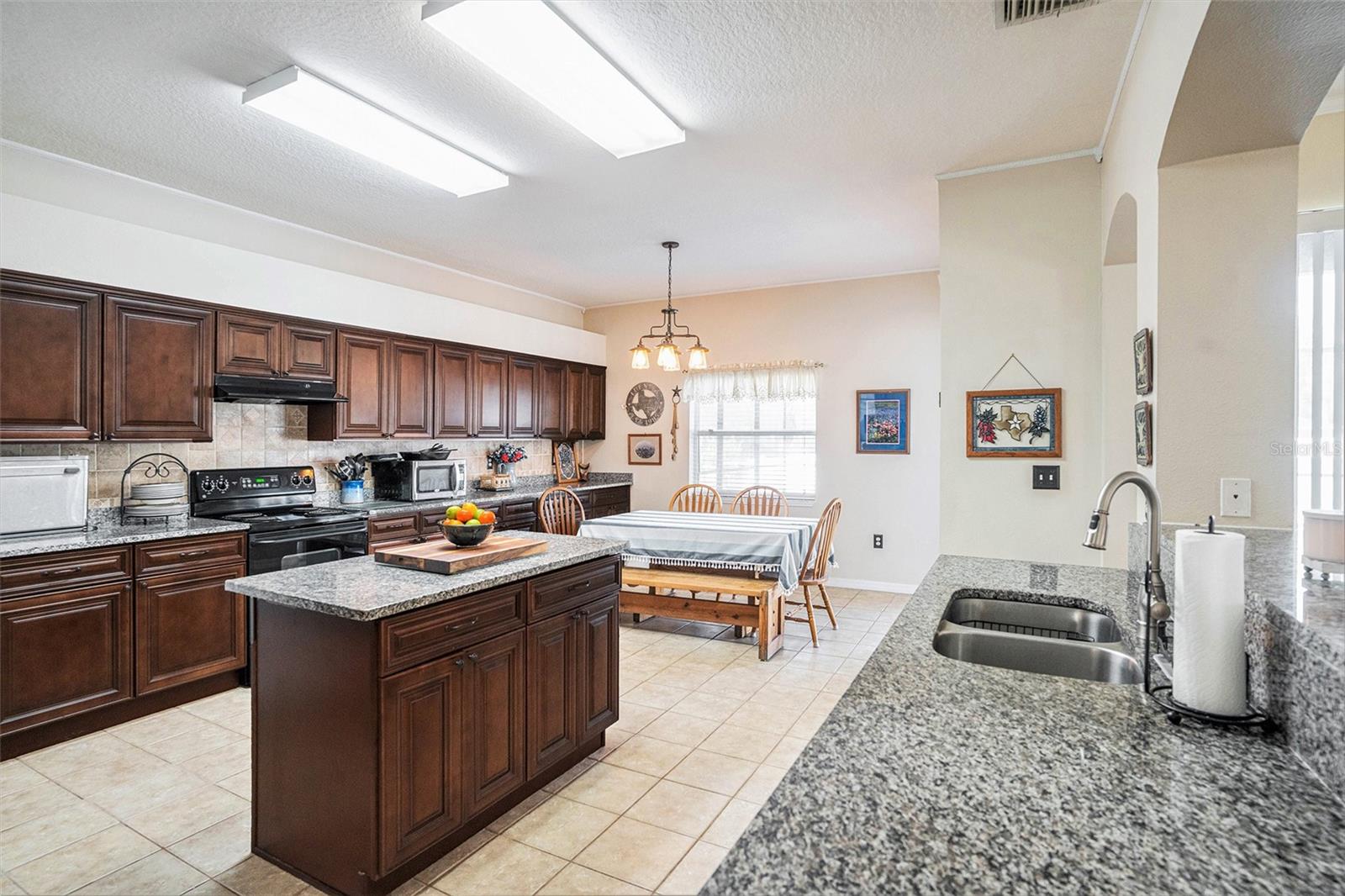 2613 QUEEN ALBERTA DRIVE