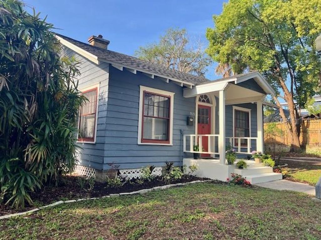 Photo of 915 Cumberland Street, Lakeland, FL 33801 (MLS # L4960365)