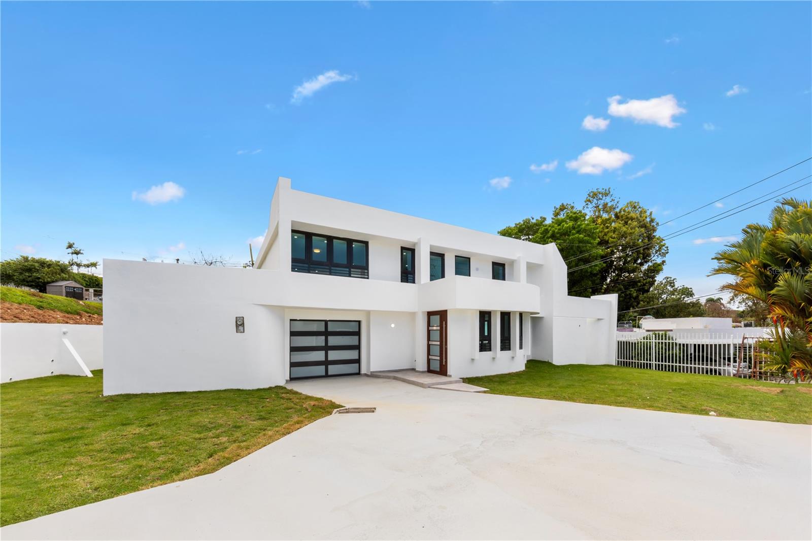 Your dream home awaits in Tintillo Gardens! Calle Tintillo, Guaynabo, PR. 3 bedrooms | 3.5 bathrooms | Terraces | Gazebo | Pool | This property has it ALL: Fully remodeled, 3,700 sq ft, Luxury finishes, Stunning pool, Gated access, And an unbeatable location! A gem ready to move in — ideal for those seeking elegance, comfort, and quality of life.