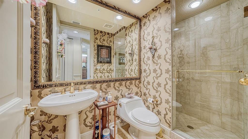 THE TOWER RESIDENCES - Residential