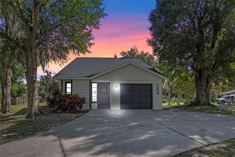 A home in WINTER HAVEN