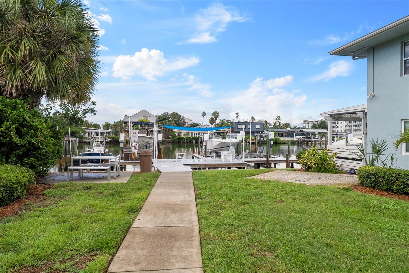 300 VENETIAN DRIVE 1