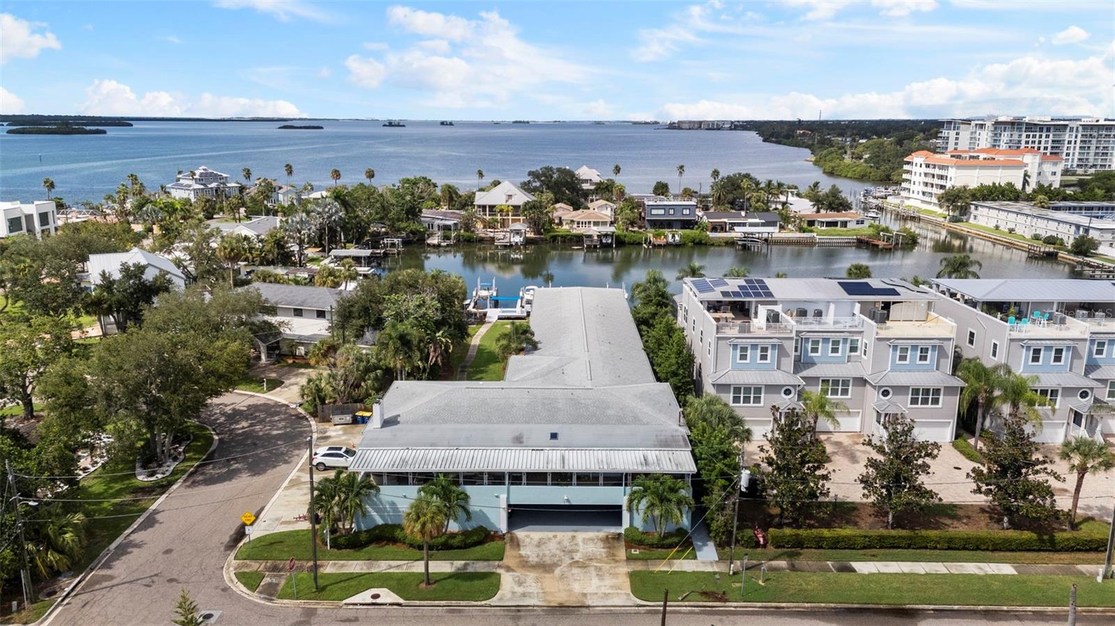300 VENETIAN DRIVE 1
