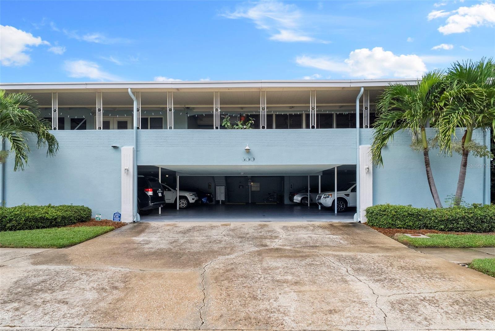300 VENETIAN DRIVE 1