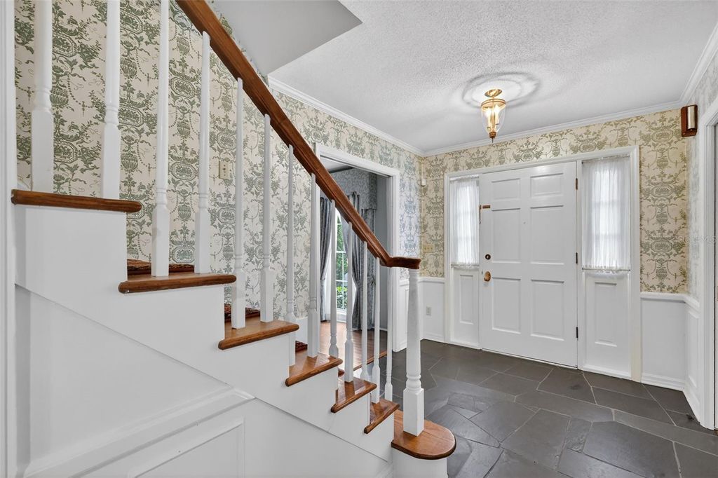 Photo of 2000 Country Club Dr, Eustis, FL 32726 (MLS # G5108406)