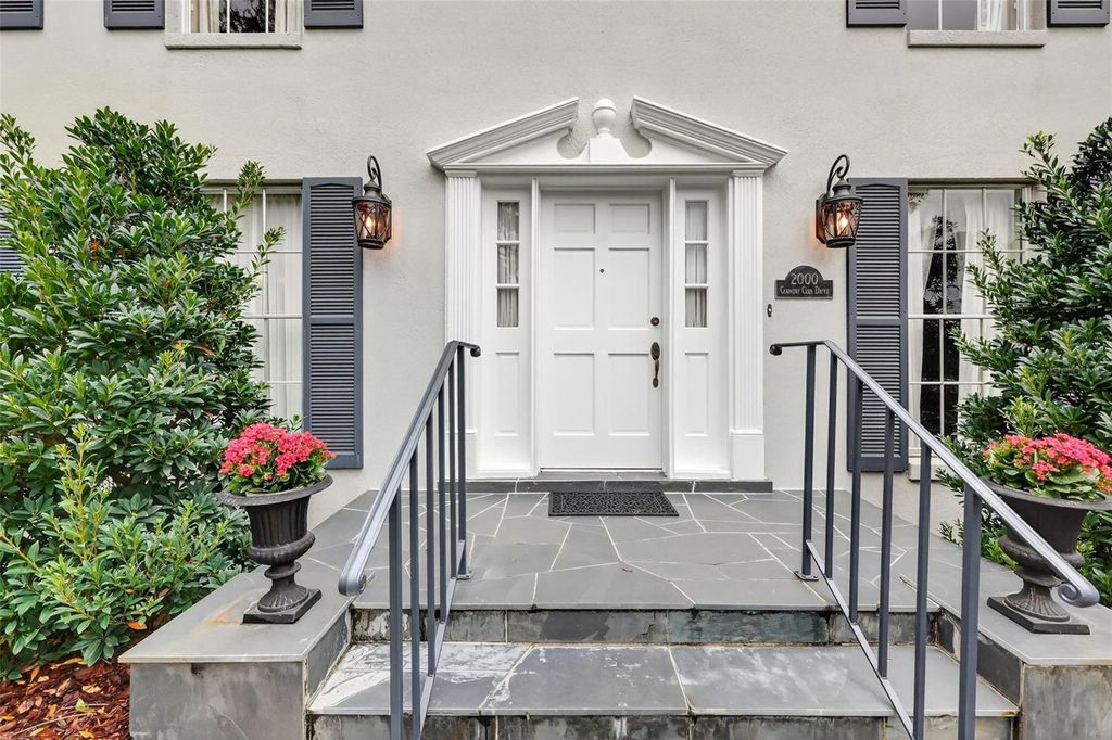 Photo of 2000 Country Club Dr, Eustis, FL 32726 (MLS # G5108406)