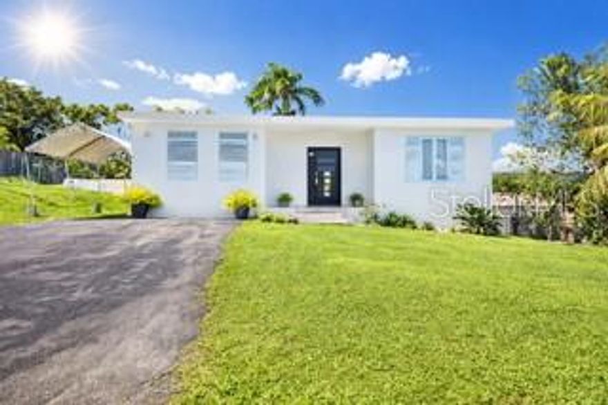 House for rent located in Barrio Montones 1, Sector Los Hernández in Las Piedras, ideal for a family seeking tranquility and spaciousness. The rental price includes water service. It features 4 bedrooms with decorative trim, 2 bathrooms, 1,000 square feet of construction, and a large lot of 2,564.90 square meters. Amenities include 4 inverter-type console air conditioners, a stainless steel refrigerator, a gas stovetop, a microwave, a ceiling fan, a solar water heater, and a 400-gallon water tank. Additional features include security windows and doors, an excellent interior layout, a large patio, and a storage shed. It is strategically located near a movie theater, fast-food restaurants, hospitals, supermarkets, shopping centers, and offers quick access to PR-30.