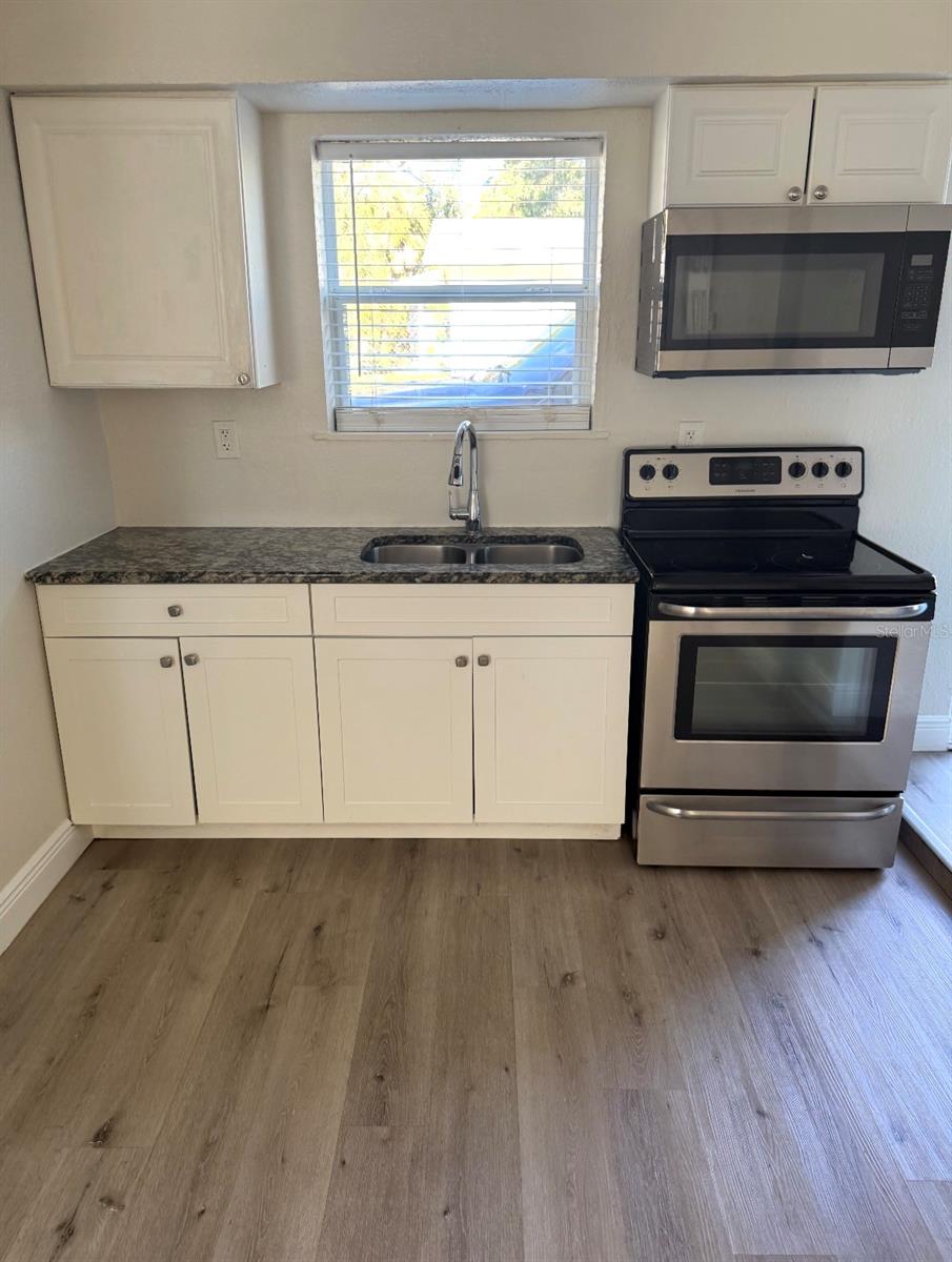 SCHOOLEYS HOMEVILLE - Residential Lease