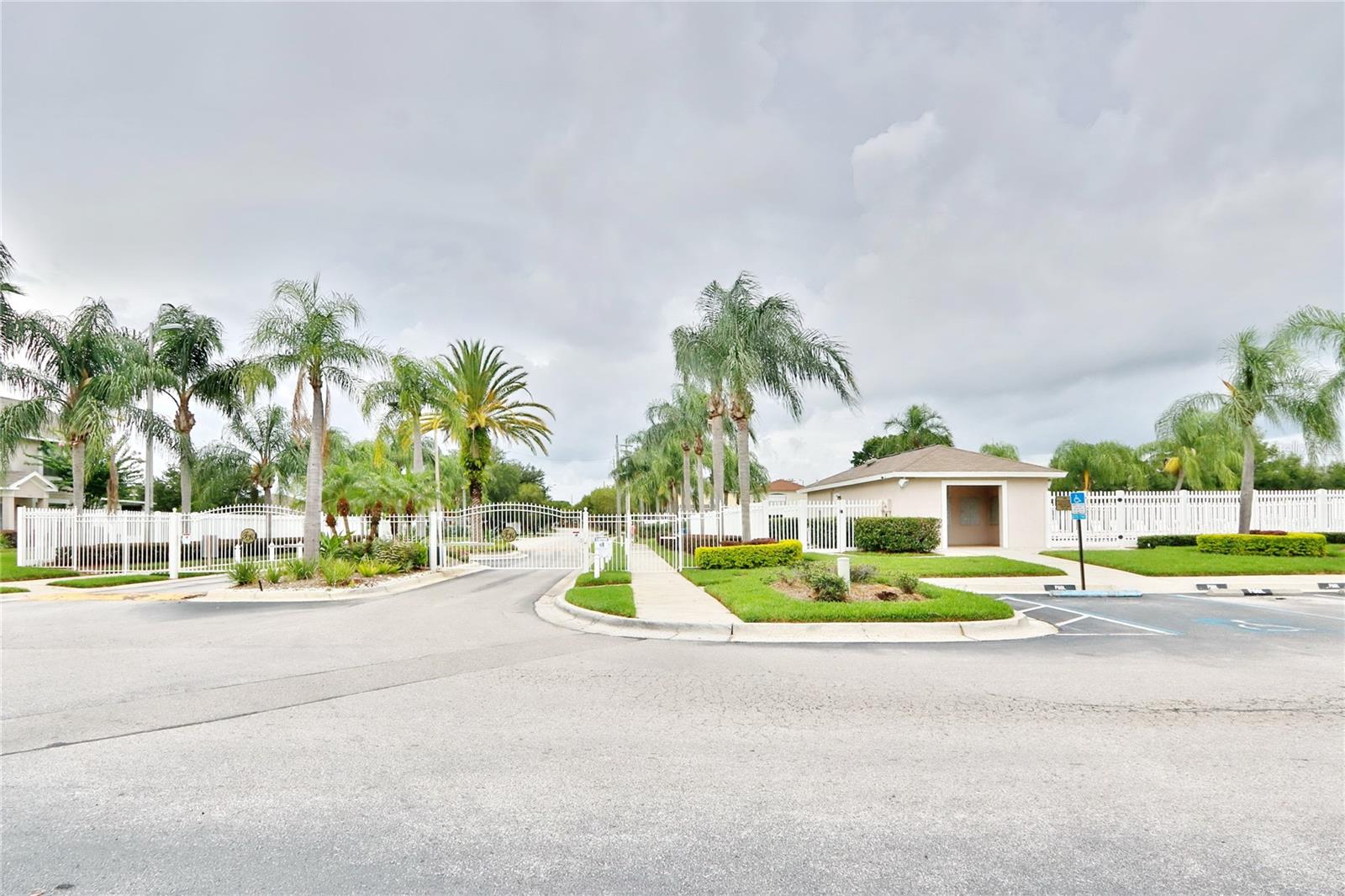 THE TWNHMS AT KENSINGTON PH - Residential