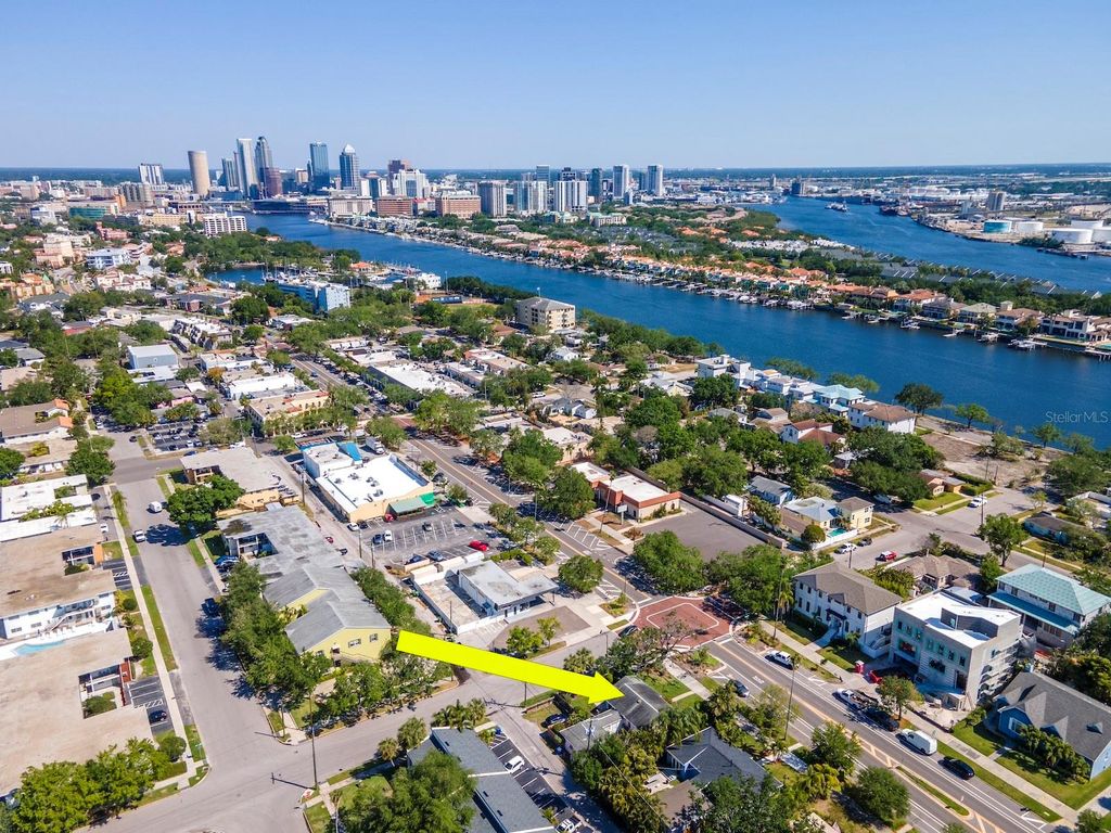 Photo of 404 E Davis Boulevard, Tampa, FL 33606 (MLS # TB8378052)