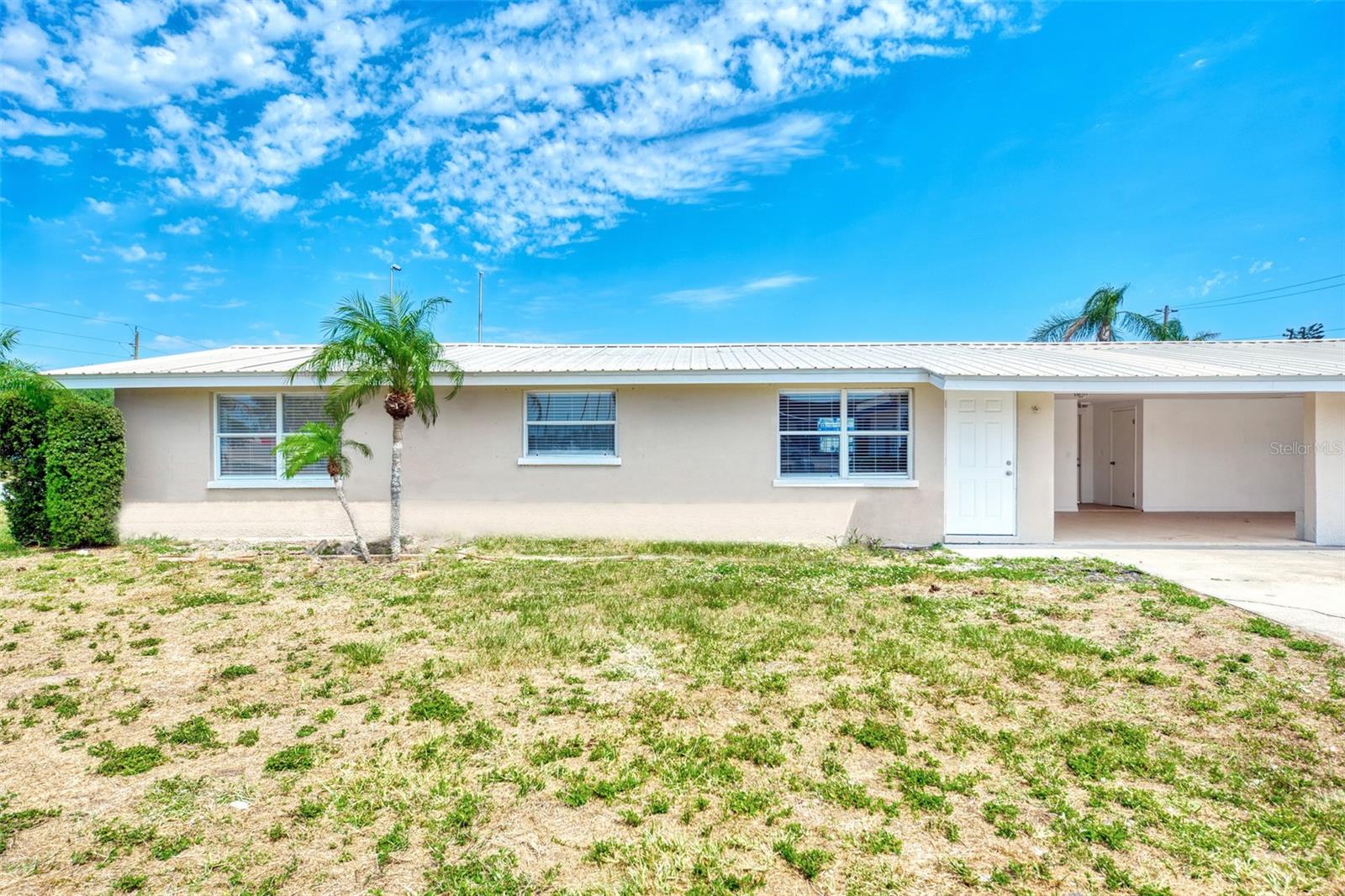 Updated 3/2 Duplex with Modern Upgrades and Great Location
This charming open-plan 3-bedroom, 2-bath duplex features brand-new flooring throughout, all new appliances, and a newly renovated bathroom. Enjoy the convenience of an in-unit laundry room and unwind on the small private lanai off the master bedroom. Located near shopping, dining, community pools, parks, boat ramps, and golf courses, this home offers comfort and convenience in a prime location.
