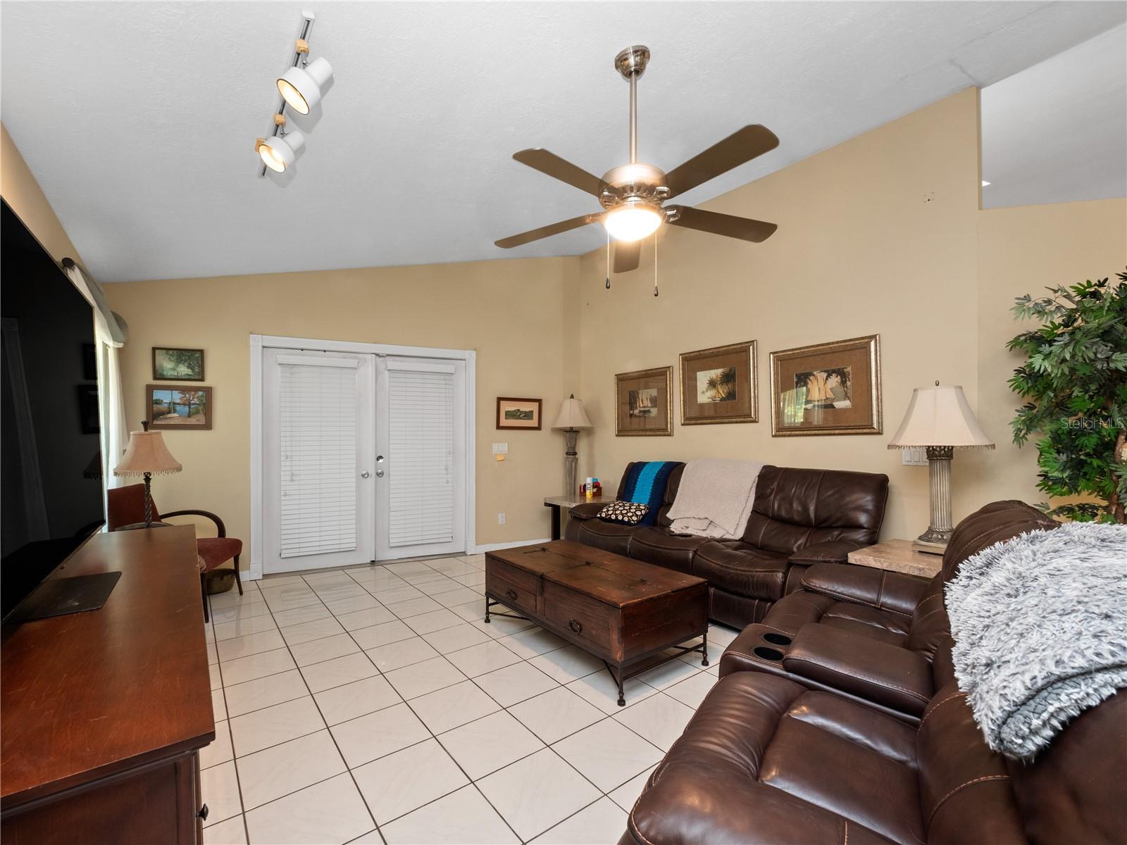 LIVE OAK SPGS - Residential