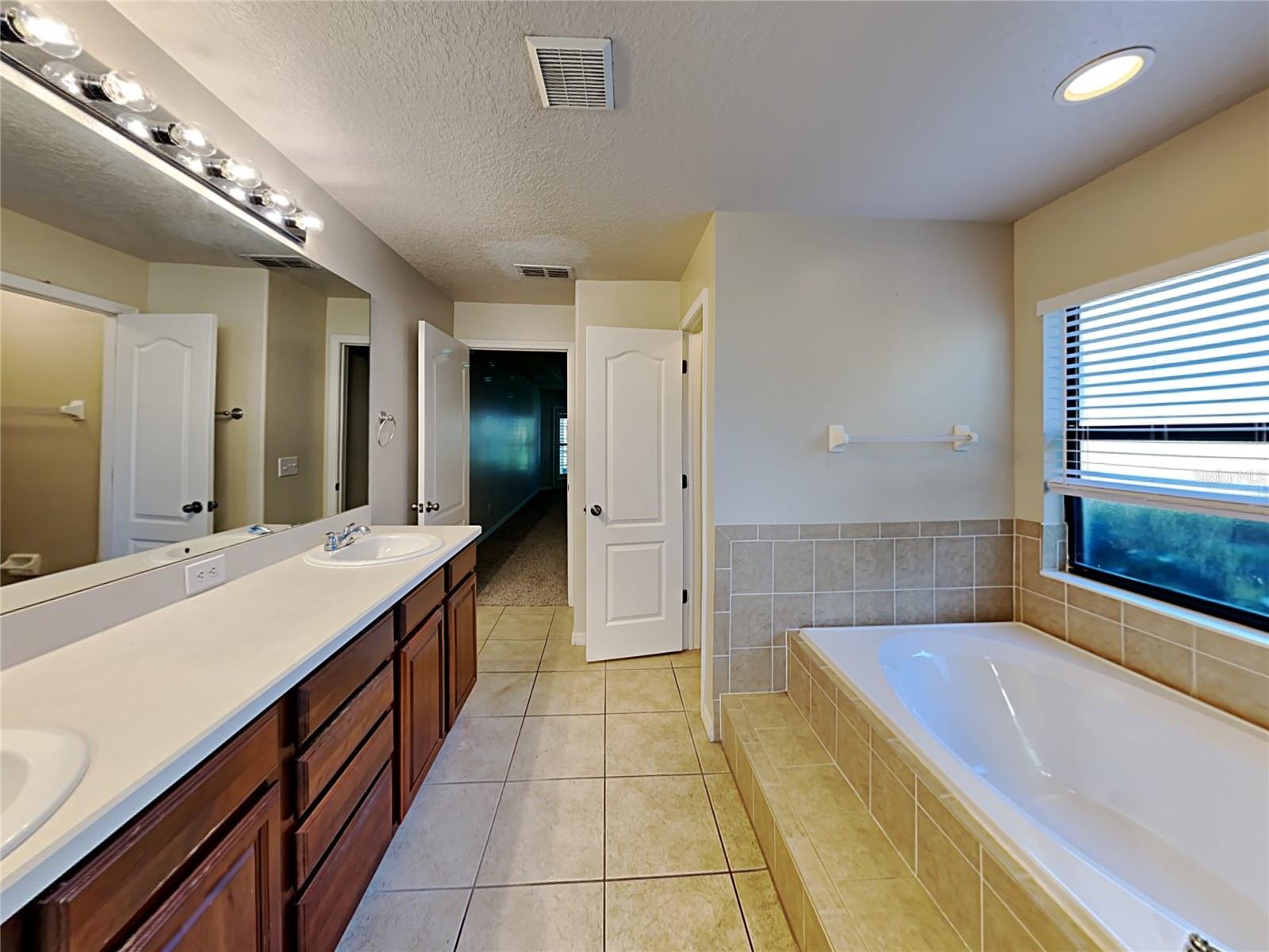 ABBEY TRACE - Residential Lease