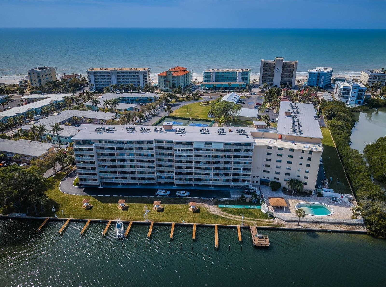 BAY SHORES YACHT & TENNIS CLUB - Residential