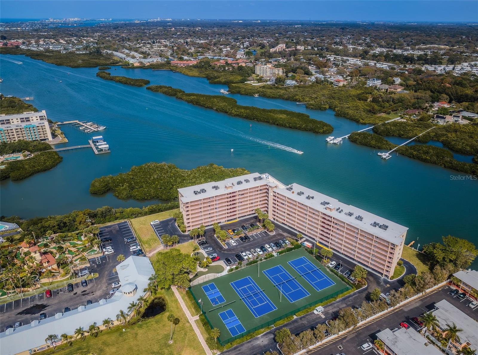 BAY SHORES YACHT & TENNIS CLUB - Residential