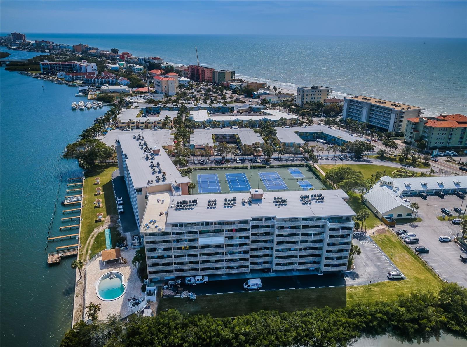 BAY SHORES YACHT & TENNIS CLUB - Residential
