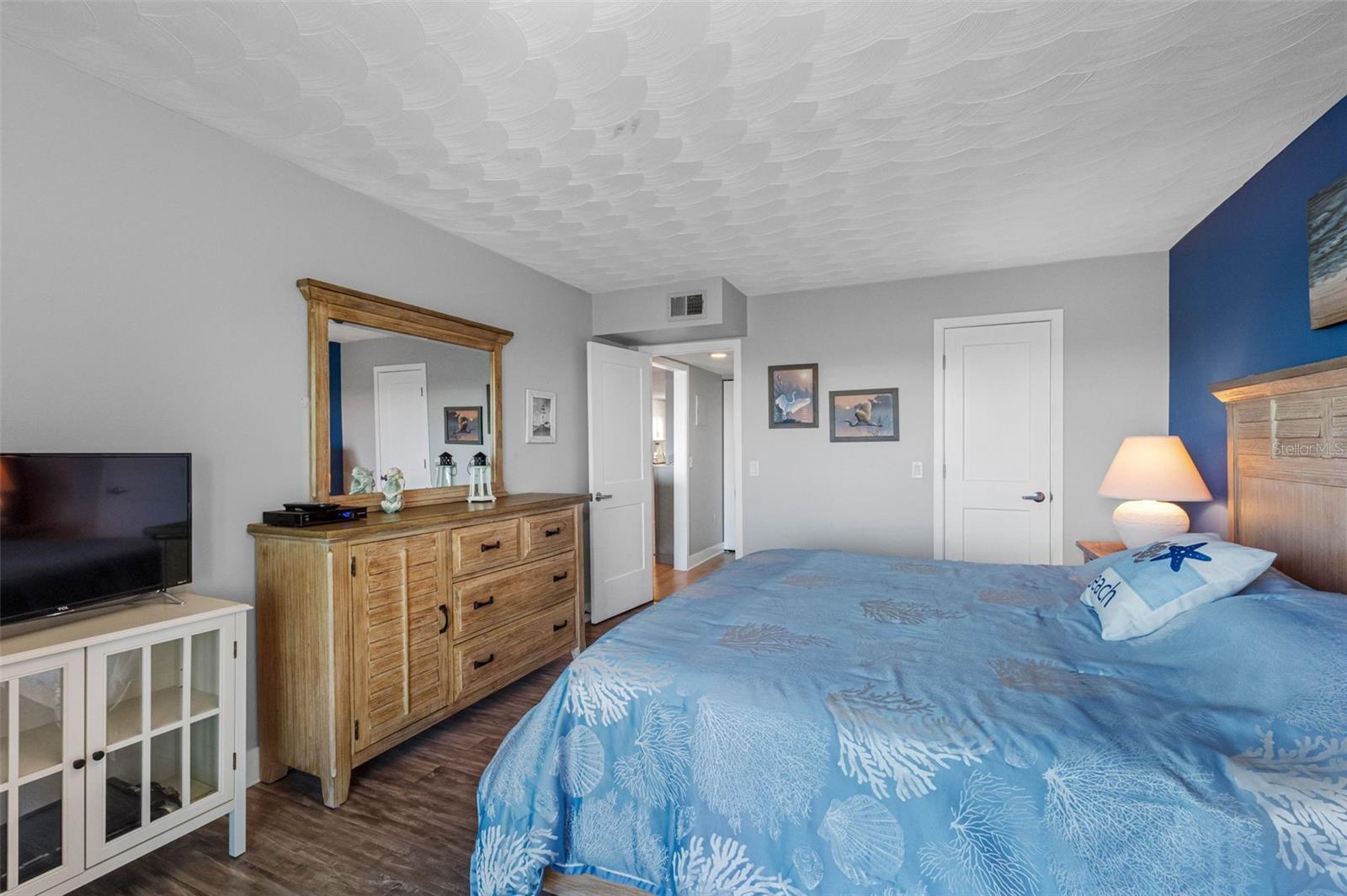 BAY SHORES YACHT & TENNIS CLUB - Residential