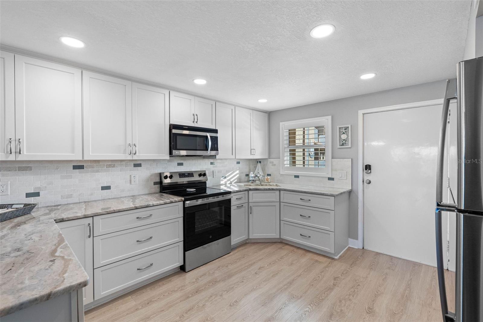 BAY SHORES YACHT & TENNIS CLUB - Residential