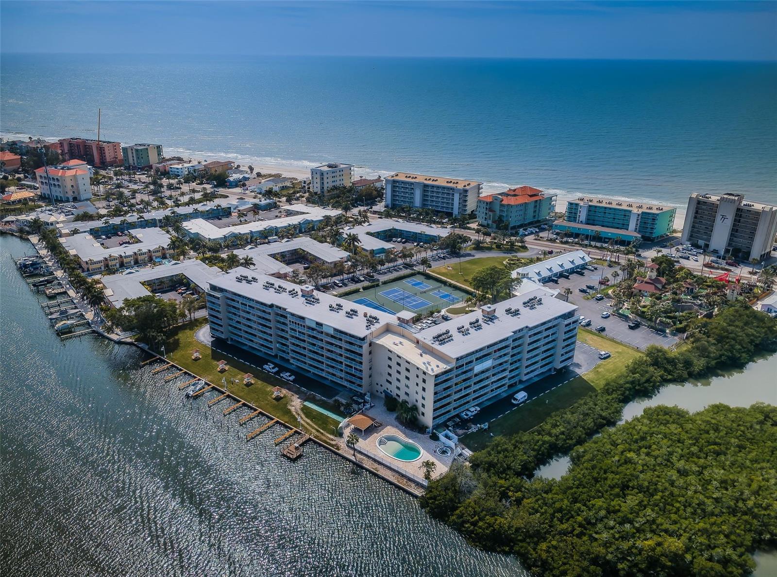 BAY SHORES YACHT & TENNIS CLUB - Residential