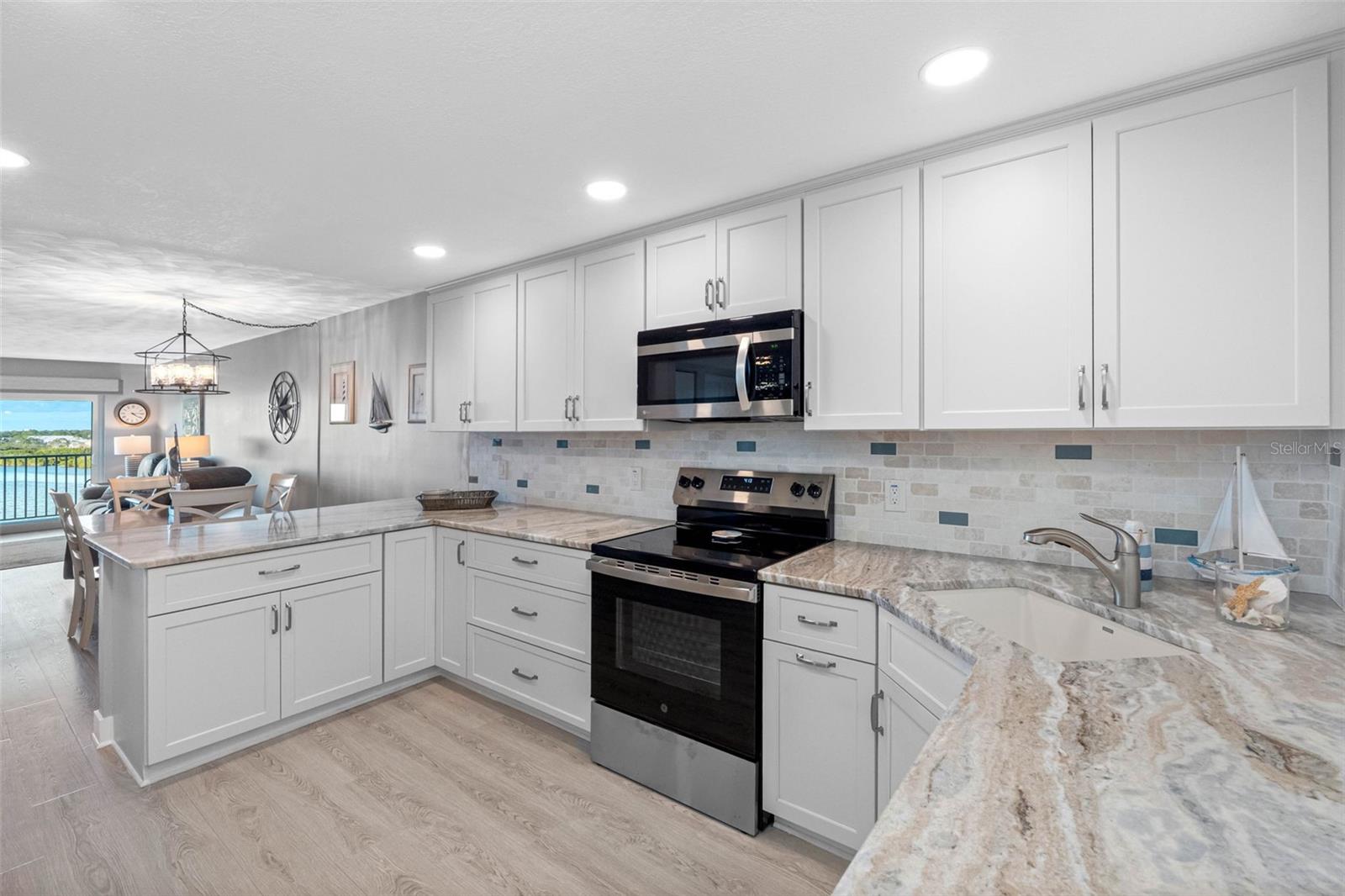 BAY SHORES YACHT & TENNIS CLUB - Residential