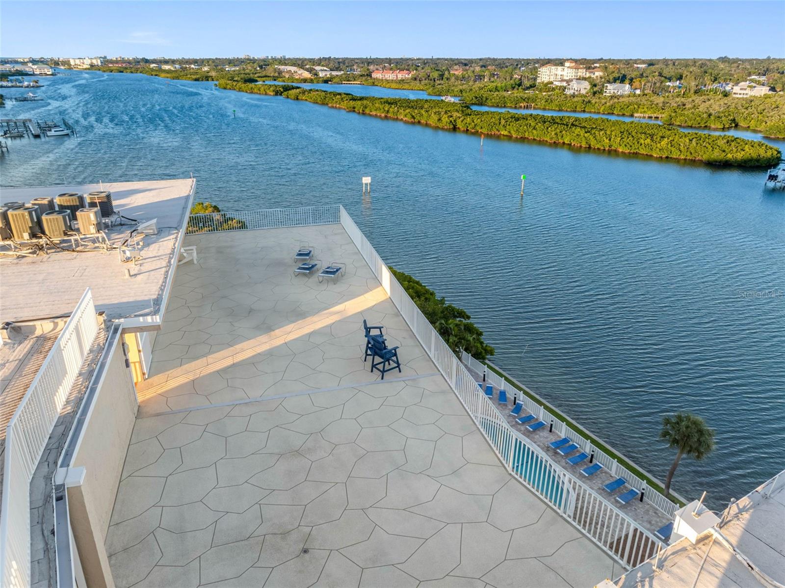 BAY SHORES YACHT & TENNIS CLUB - Residential