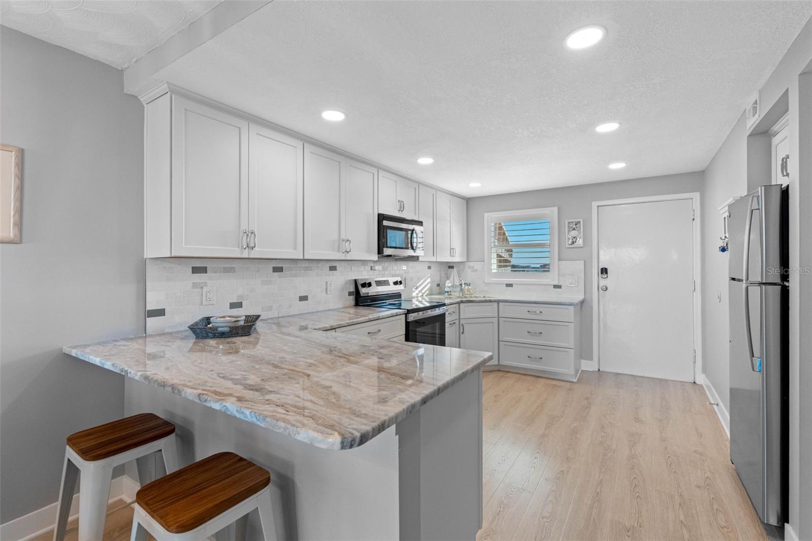 BAY SHORES YACHT & TENNIS CLUB - Residential