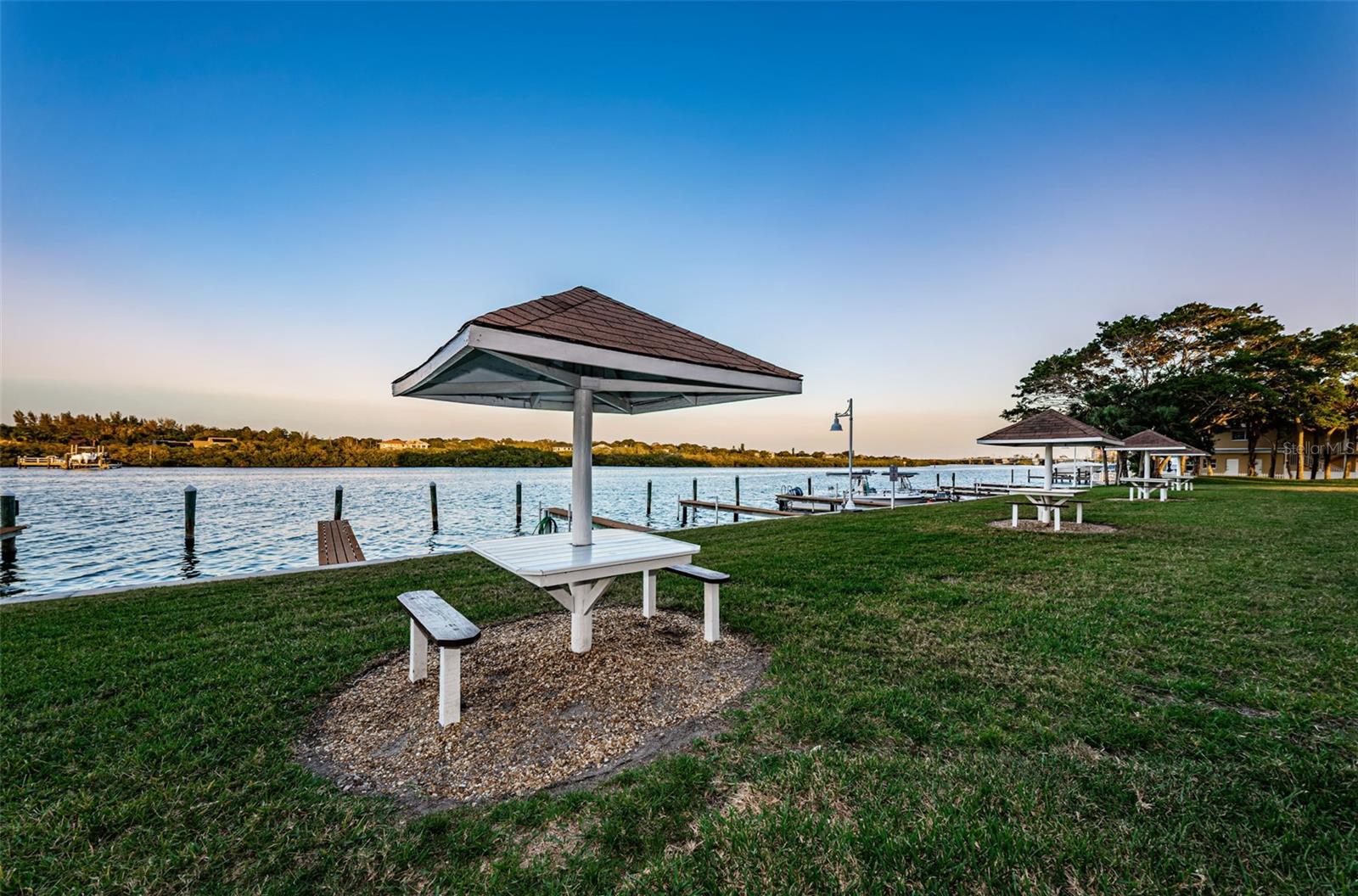 BAY SHORES YACHT & TENNIS CLUB - Residential