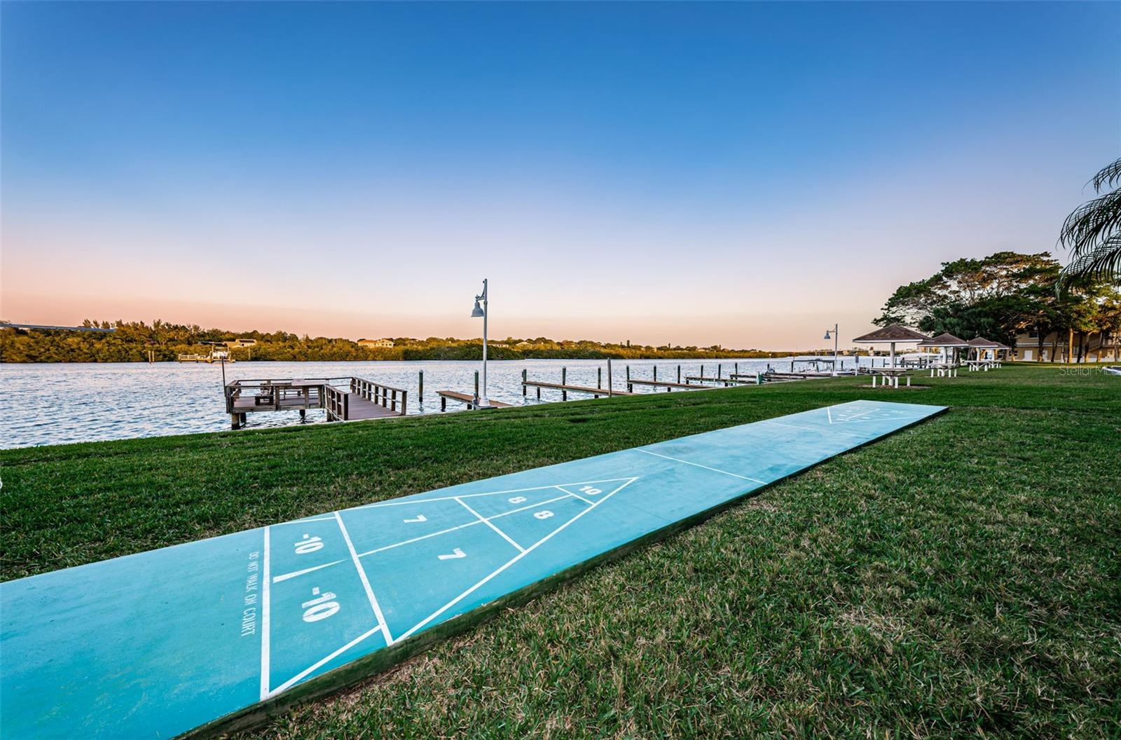 BAY SHORES YACHT & TENNIS CLUB - Residential