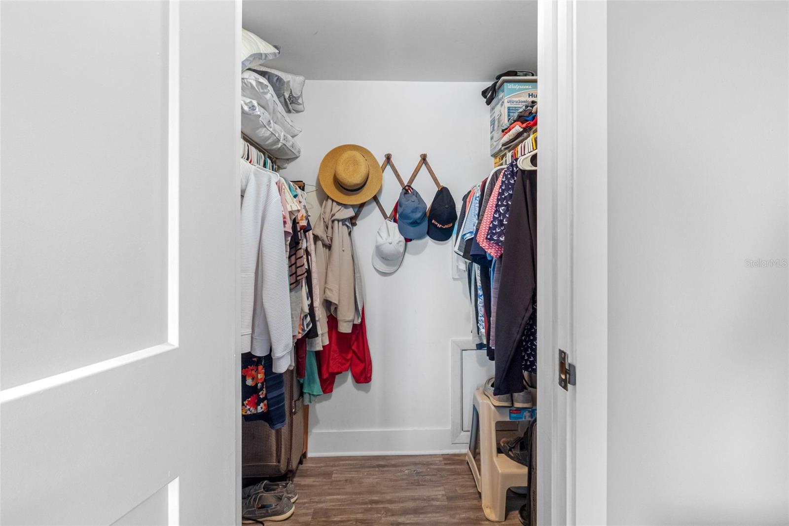 BAY SHORES YACHT & TENNIS CLUB - Residential