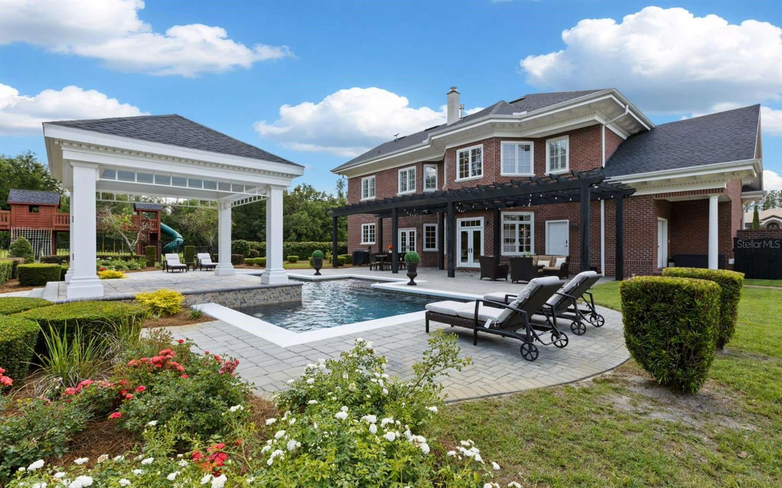 537 SW WINDSOR DRIVE