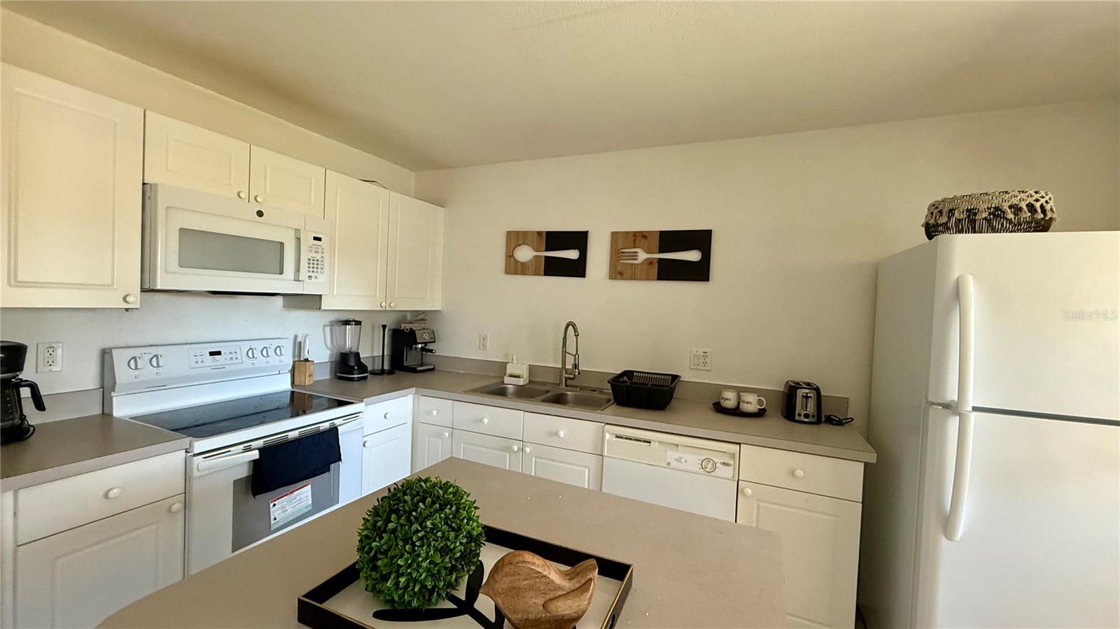 CLUB CORTILE - Residential Lease