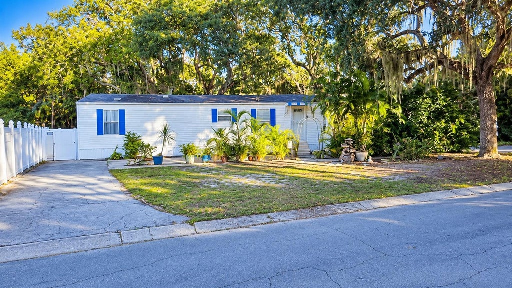 Photo of 1301 Live Oak Parkway, Tarpon Springs, FL 34689 (MLS # W7890243)