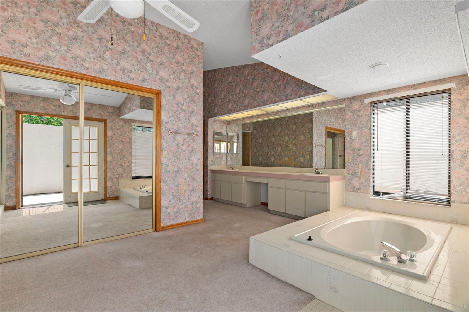 VOSS OAK LAKE ESTATE - Residential