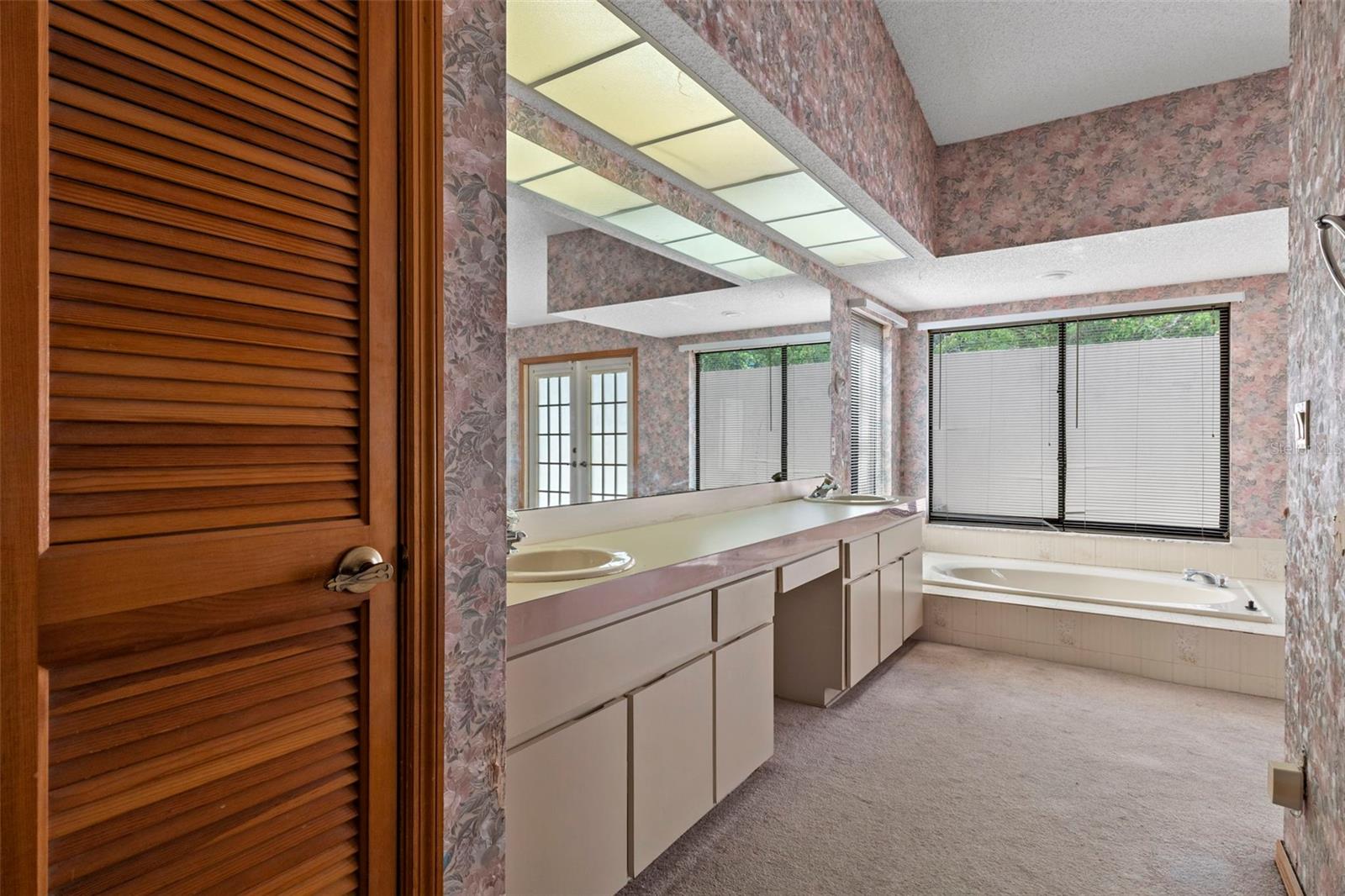 VOSS OAK LAKE ESTATE - Residential