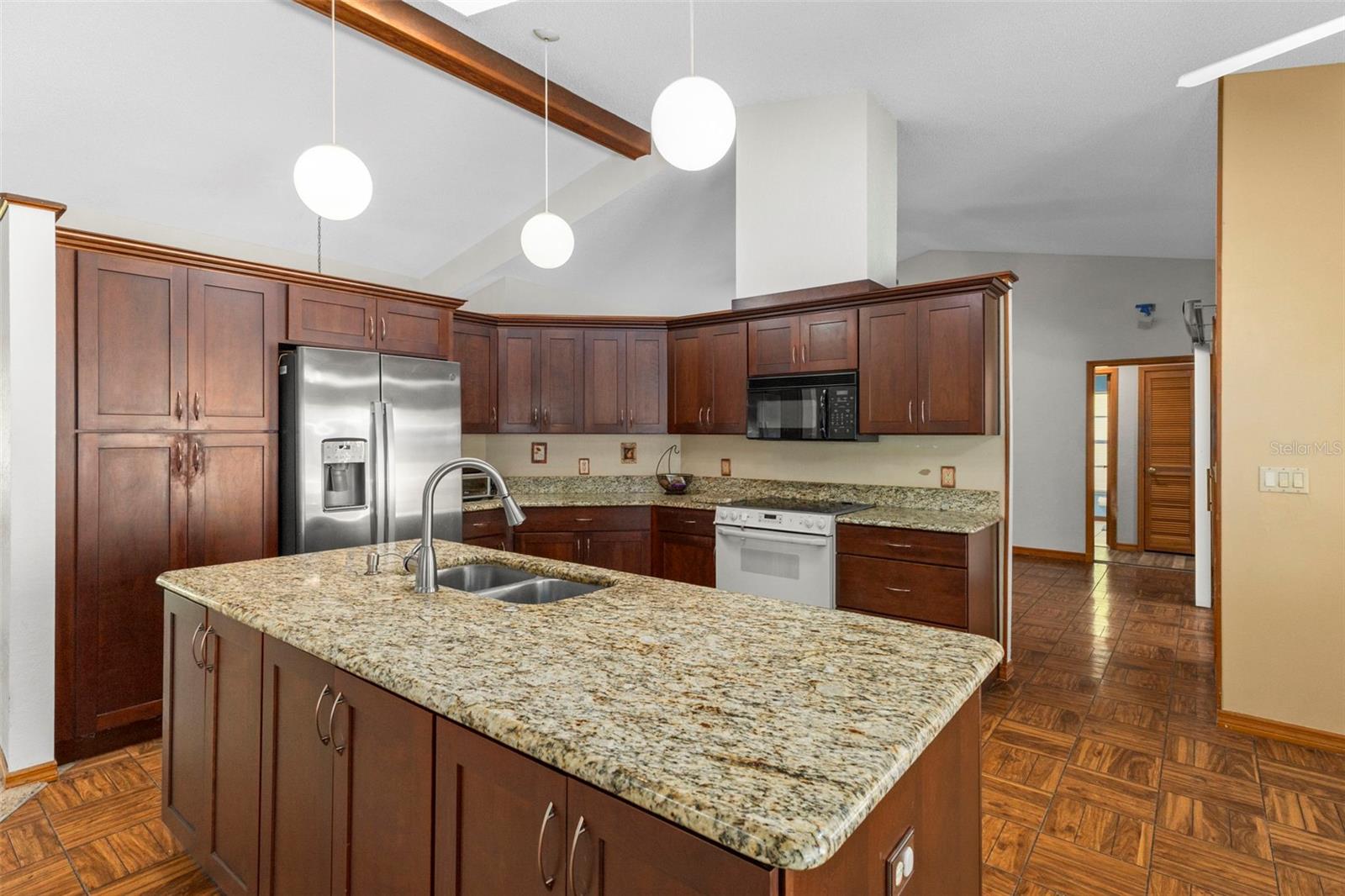 VOSS OAK LAKE ESTATE - Residential