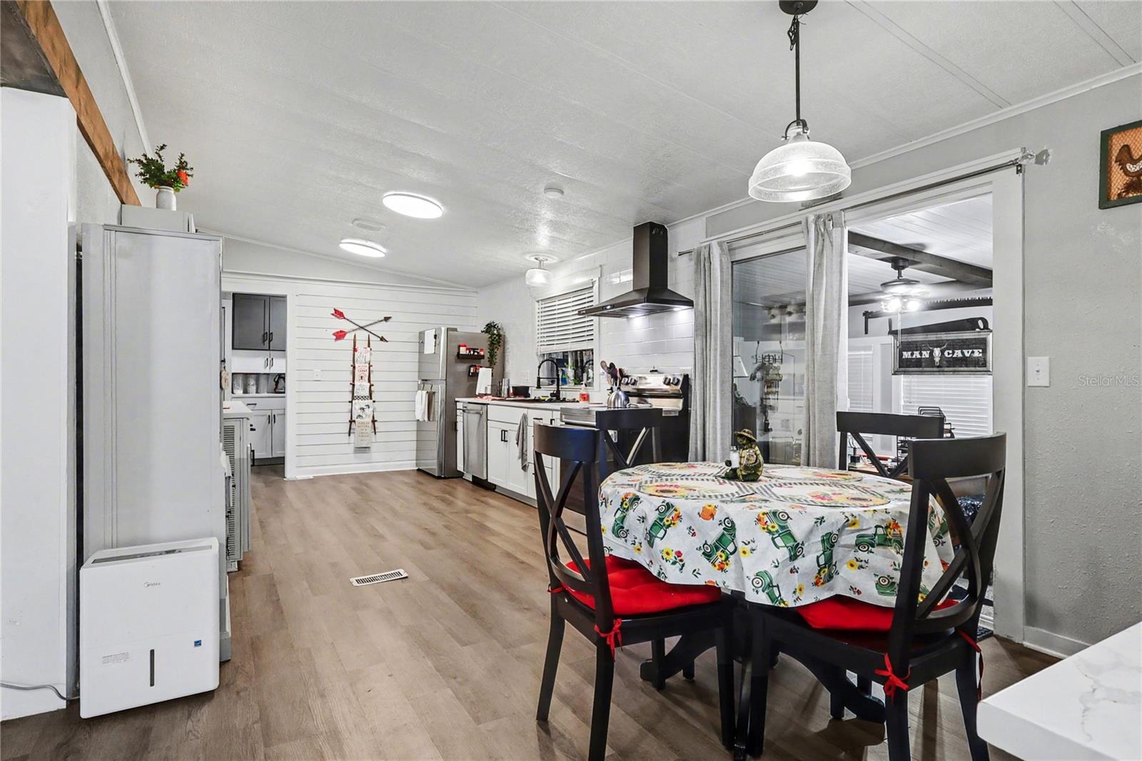 FLORAL LAKES - Residential