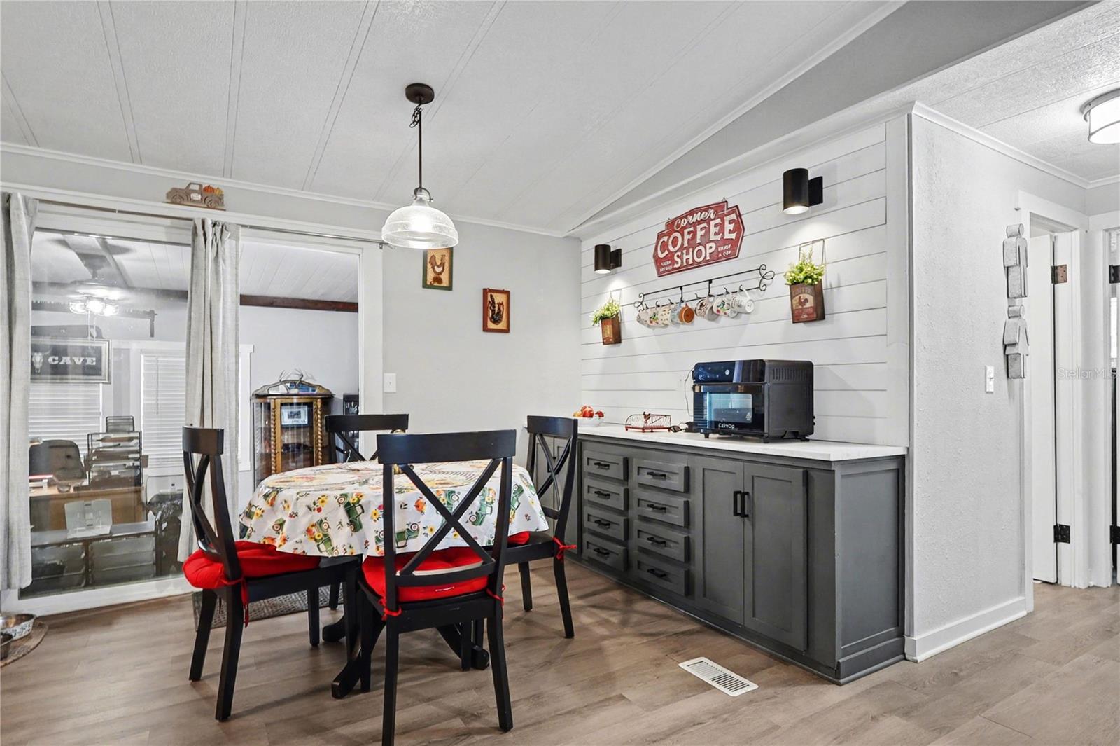 FLORAL LAKES - Residential