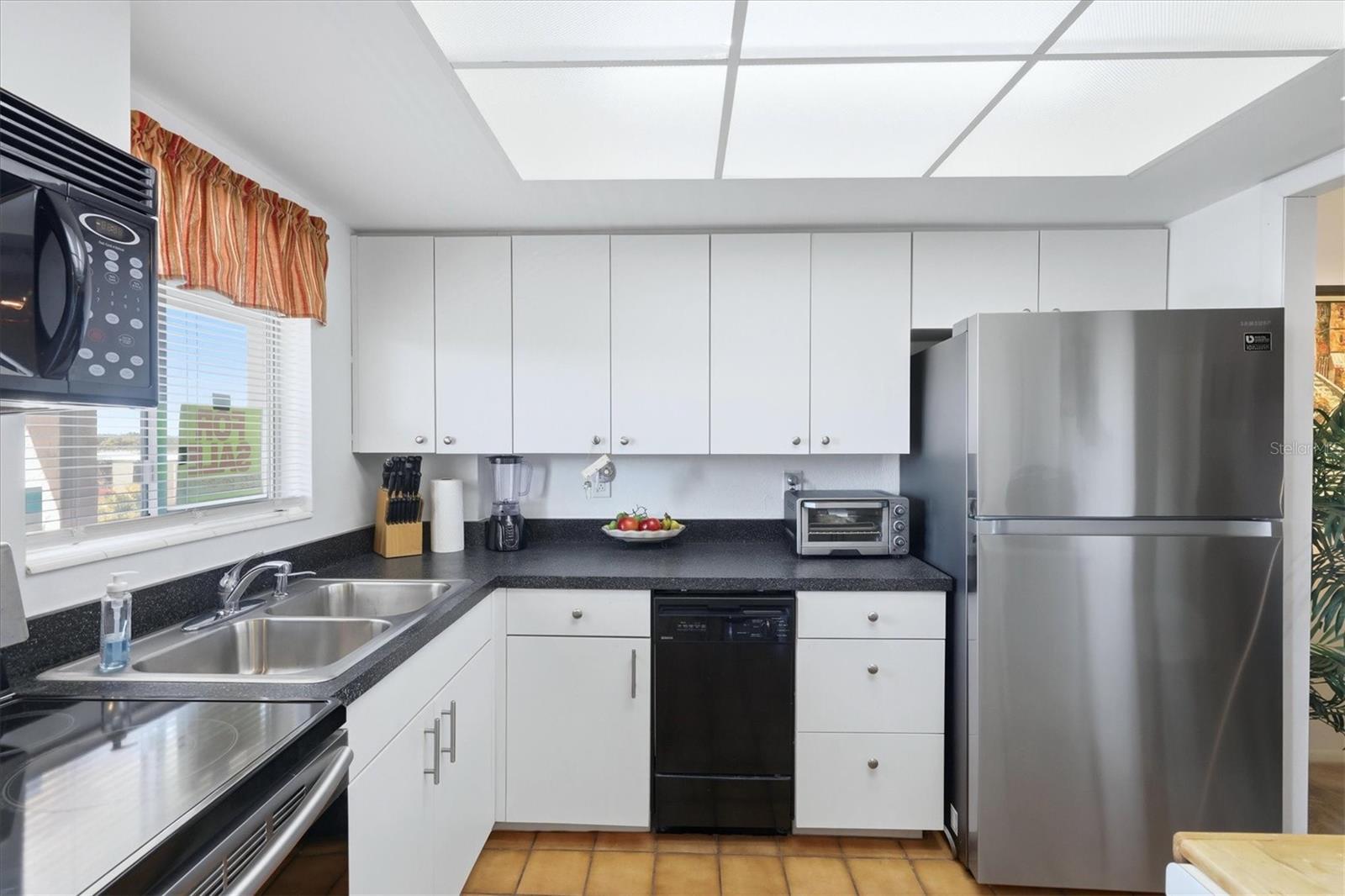 BAYSHORE ON THE LAKE APTS SEC 2 - Residential